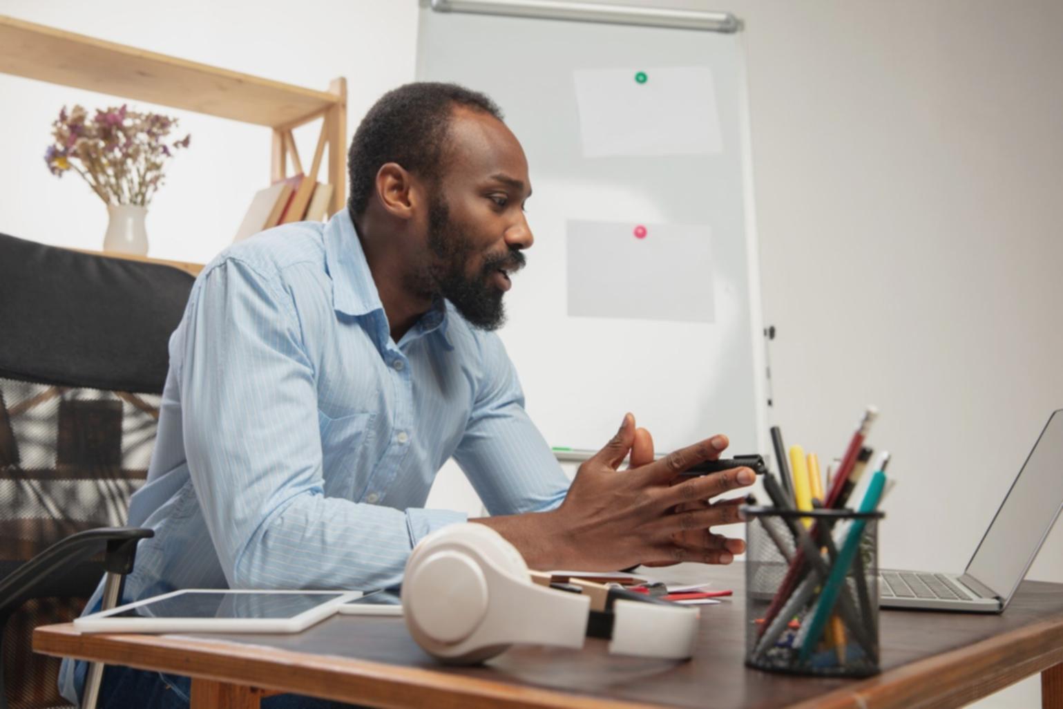 Espace de travail avec documents financiers et calculatrice